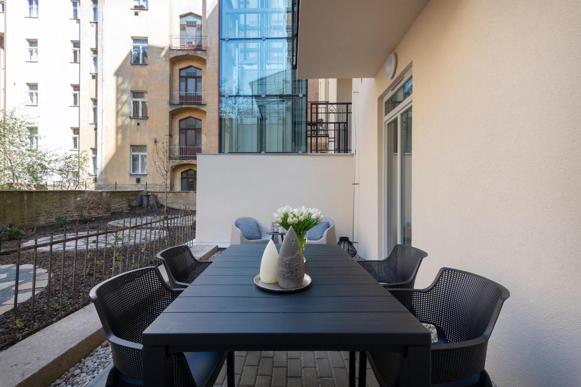 Hidden Art Boutique Residence By Dwellfort Prága Kültér fotó
