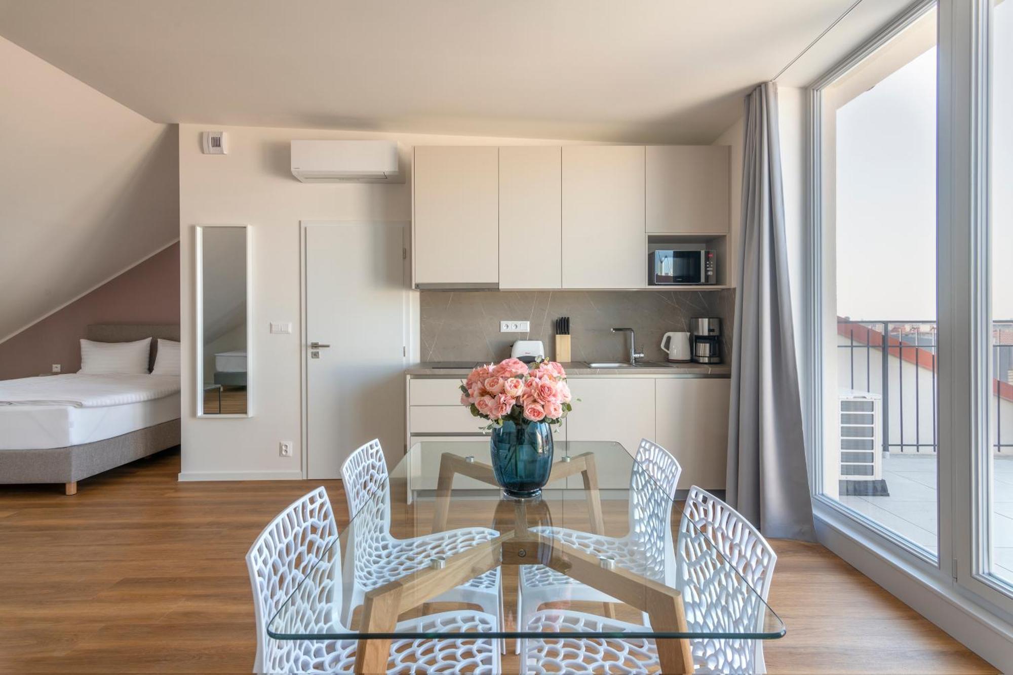 Hidden Art Boutique Residence By Dwellfort Prága Kültér fotó